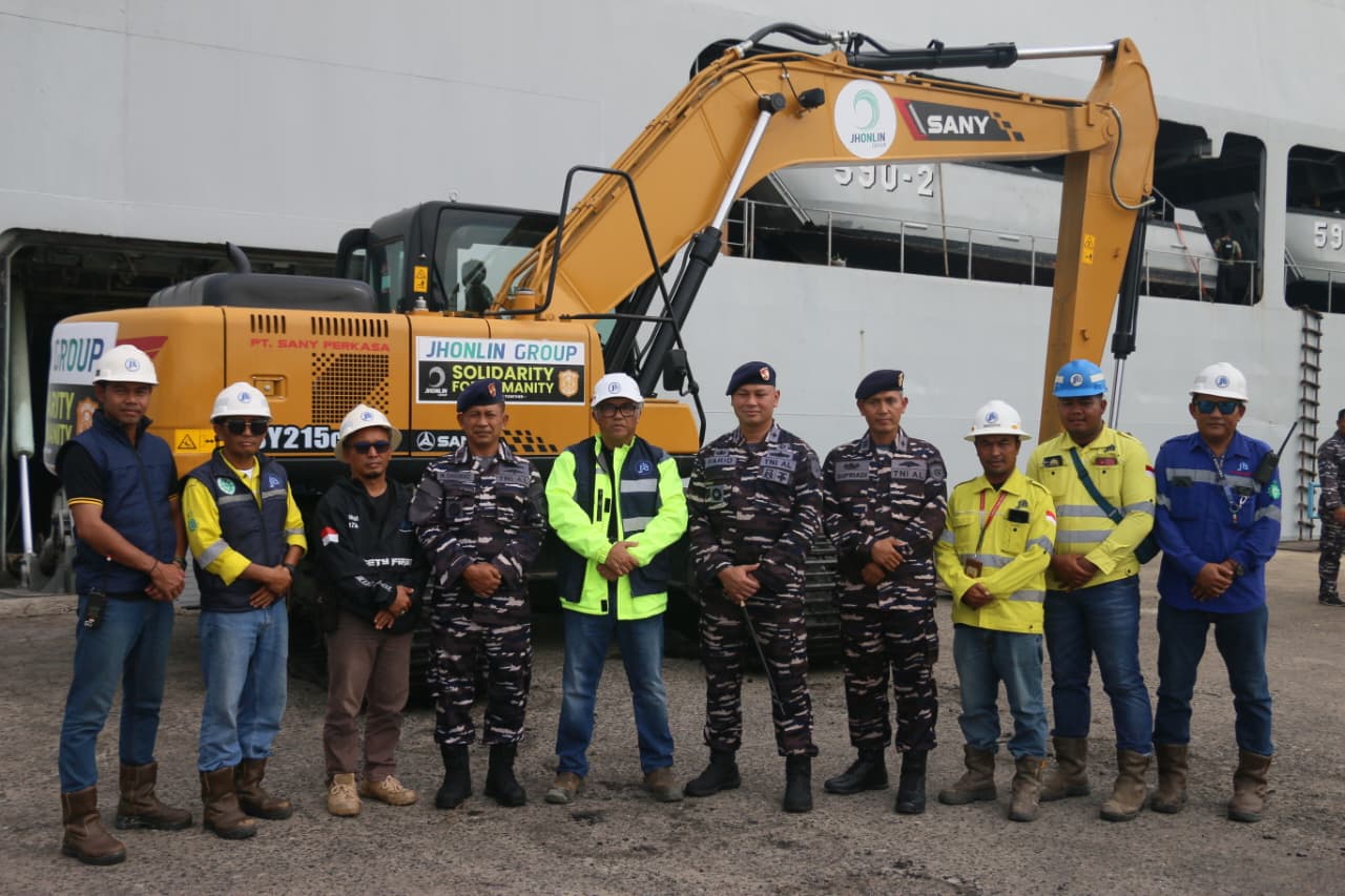 Sandar di Kota Baru, KRI Makassar-590 Embarkasi Alat Berat Dukung Penanganan Bencana di Aceh dan Sumatera