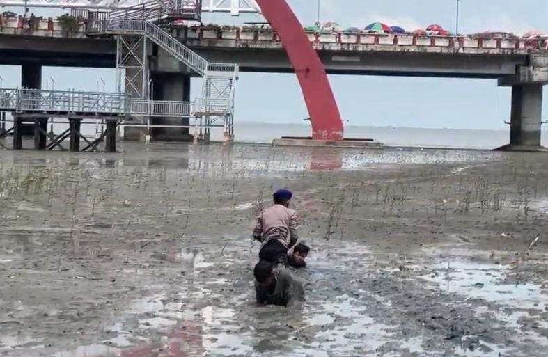 Respons Cepat Dit Polairud Polda Jatim Selamatkan Dua Anak Terjebak Lumpur di Wisata Kenjeran