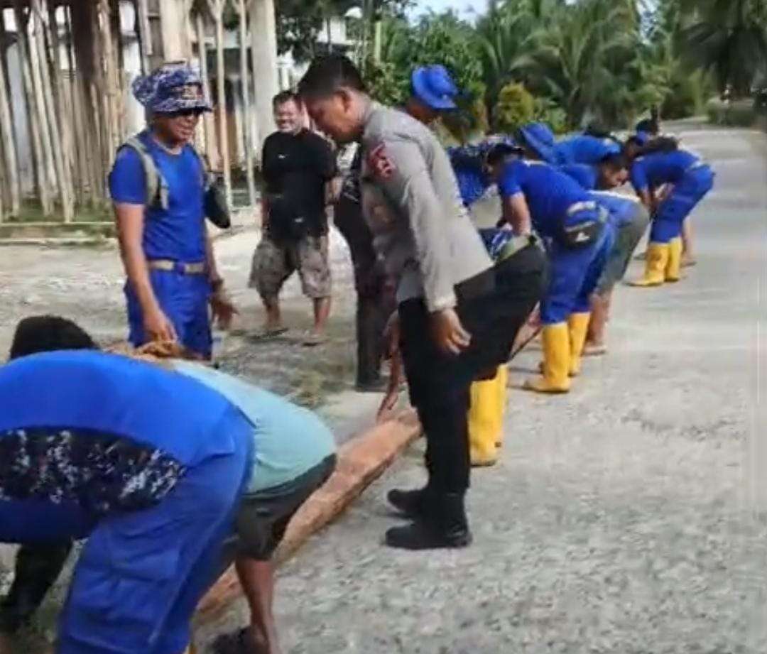 Tim SAR Korpolairud Bangun Jembatan Sementara di Korong Maranci, Padang Pariaman