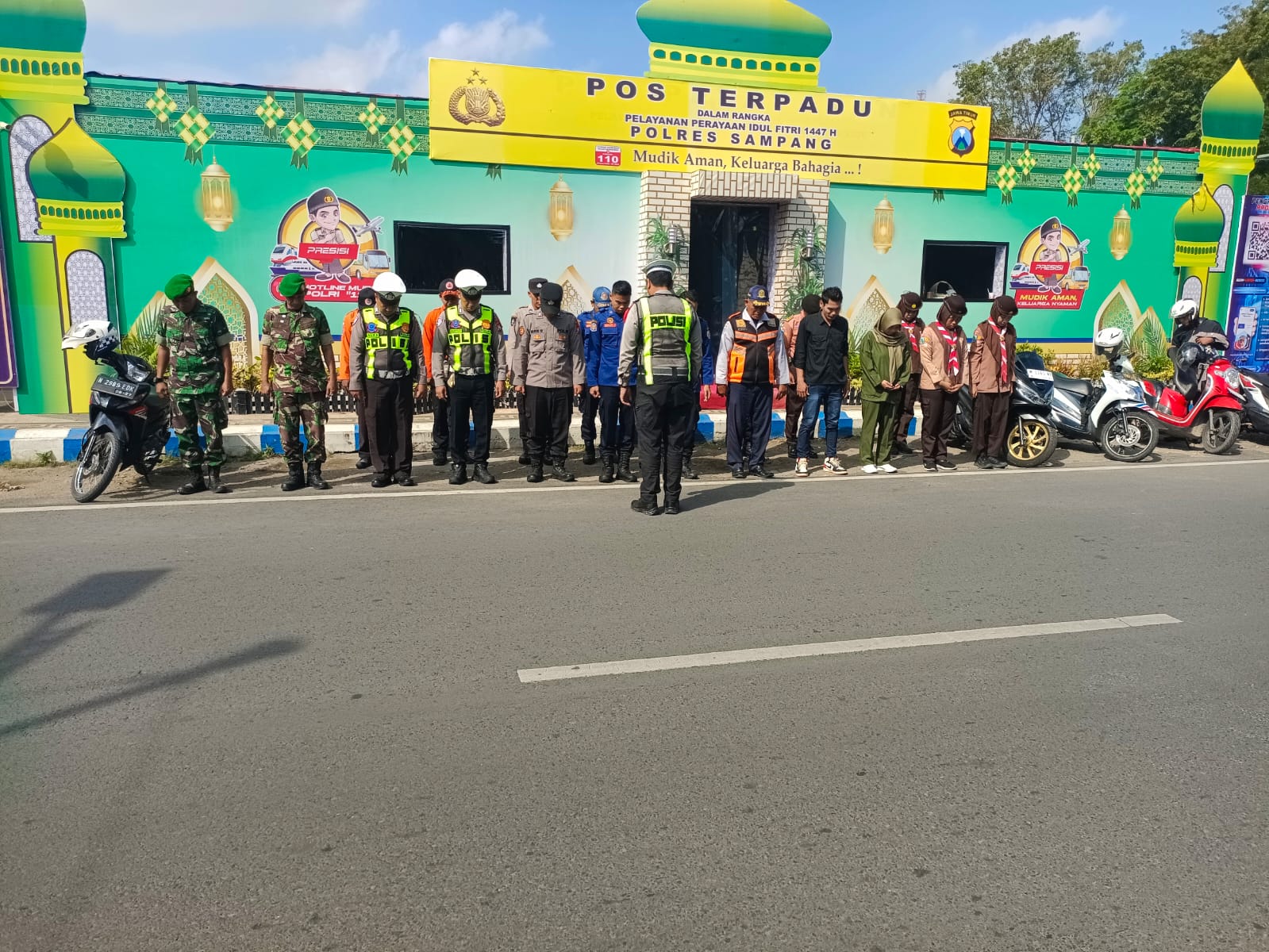 Kolaborasi di Bawah Cahaya Lebaran: Sertu Wahab Hadir Menjaga Hangatnya Kebersamaan di Alun-Alun Sampang