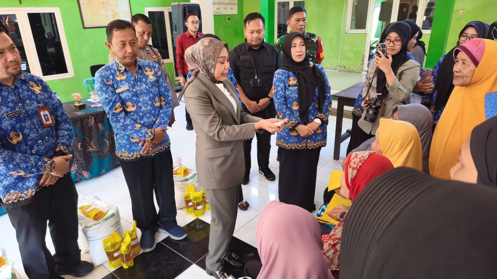 Ketua TP PKK Sidoarjo Sriatun Subandi Salurkan Bantuan Pangan di Tiga DesaGedangan, Ribuan Warga Terima Beras dan Minyak Goreng